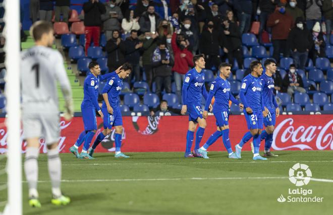 El Getafe celebra el segundo gol ante Aitor Fernández durante el Getafe-Levante en el Coliseum (Fo