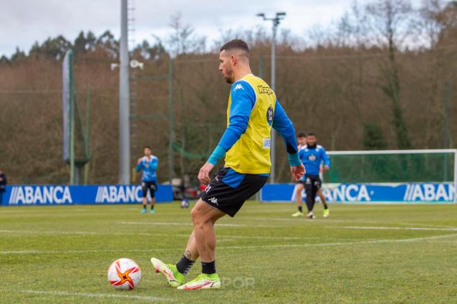 Álvaro Rey con el balón en la Ciudad Deportiva de Abegondo (Foto: RCD).