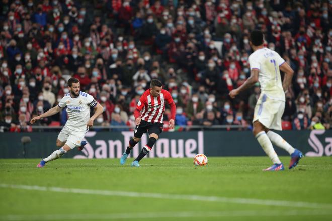 Álex Berenguer recorta a Nacho en el Athletic-Real Madrid (Foto: Cordon Press).