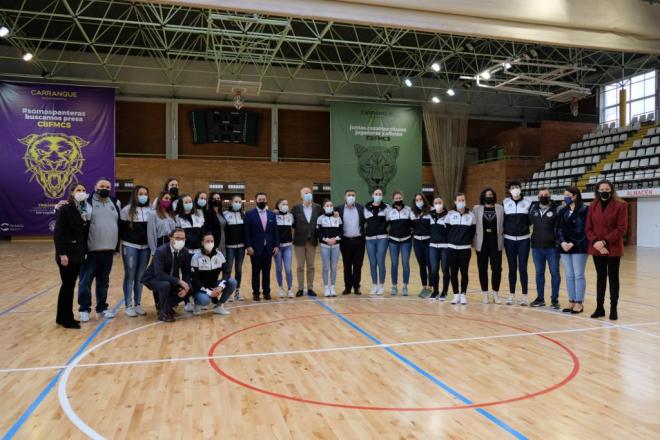 Imbroda, junto a algunas jugadoras del Costa del Sol Málaga en Carranque.