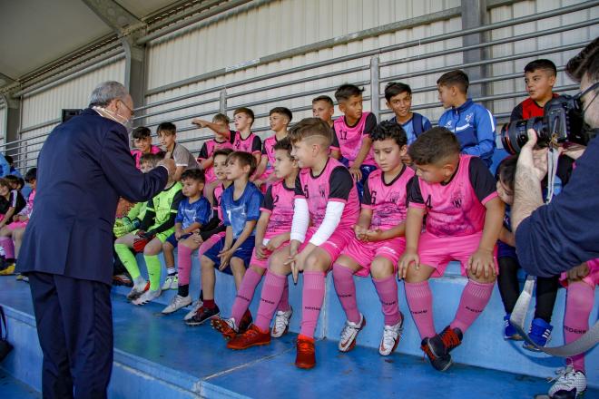 El alcalde de Málaga saluda a los jóvenes jugadores del CD 26 de Febrero.