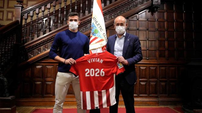 Daniel Vivian, que posa con Aitor Elizegi, ha renovado hasta junio de 2026 (Foto: Athletic Club).