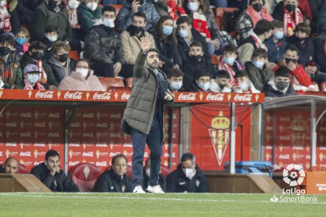 David Gallego da instrucciones durante el Real Sporting-Eibar en El Molinón (Foto: LaLiga).