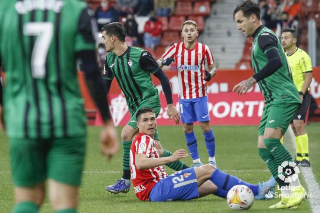 Djuka se queja durante el Real Sporting-Eibar en El Molinón (Foto: LaLiga).