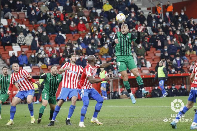 Jugada defensiva del Sporting ante el Eibar (Foto: LaLiga).