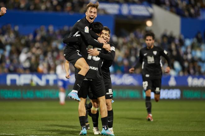 Los jugadores del Málaga celebran el gol de Antoñín al Zaragoza (Foto: Dani Marzo).