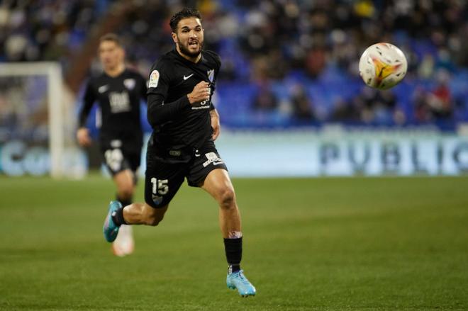 Antoñín corre a por un balón en La Romareda (Foto: Dani Marzo).