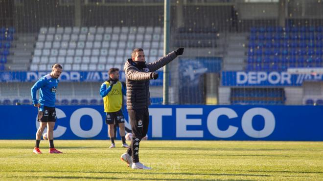 Borja Jiménez dando instrucciones durante un entrenamiento (Foto: RCD).