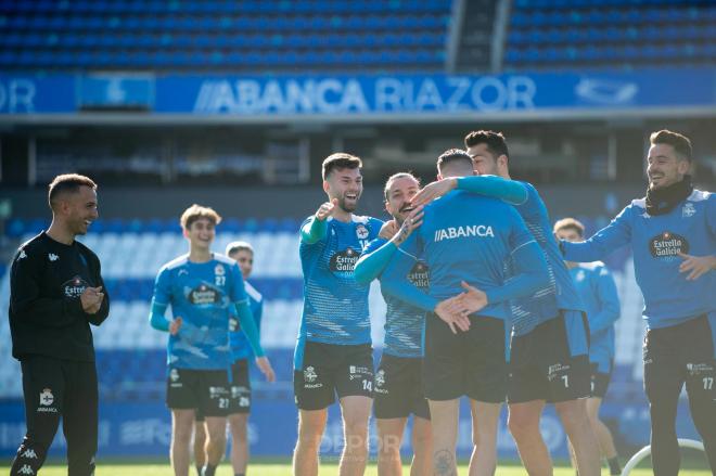 Borja Jiménez y sus jugadores mostrando su alegría en Riazor (Foto: RCD).