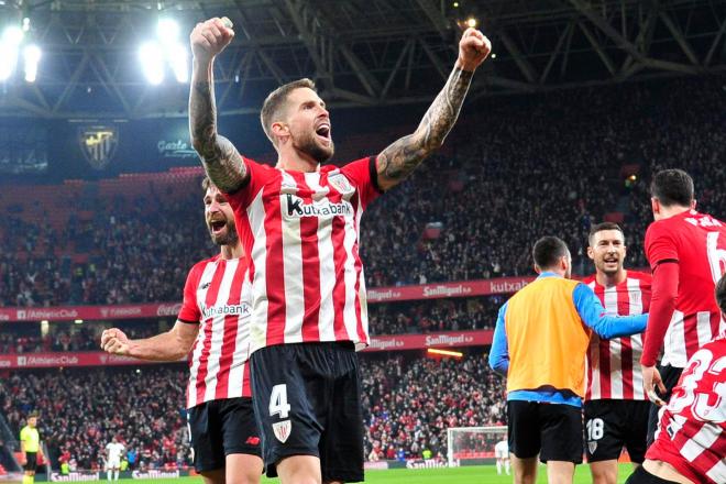 El festejo de Iñigo Martínez con San Mamés en Copa ante el Real Madrid (Foto: Athletic Club).