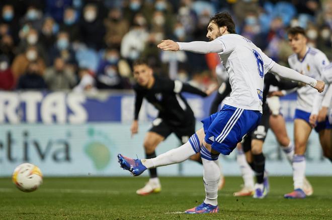 Eugeni ejecuta el penalti ante el Málaga CF (Foto: Daniel Marzo).