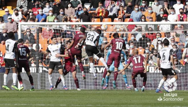 Lance del partido entre el Valencia y la Real Sociedad en Mestalla (Foto: LaLiga).