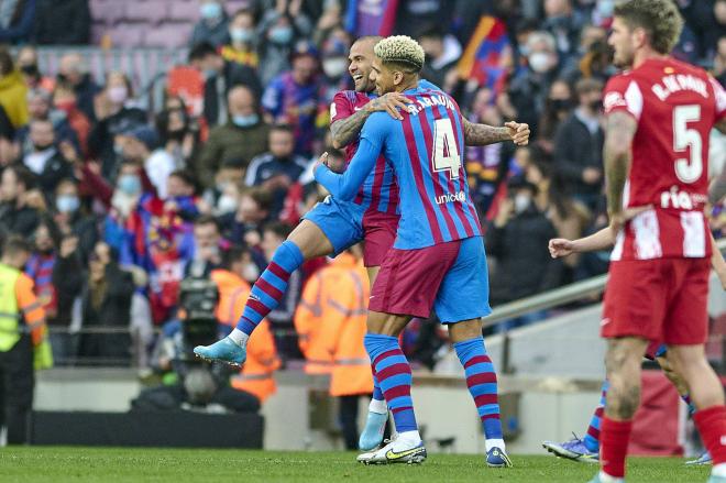 Araujo y Dani Alves celebran uno de los goles del Barça al Atlético de Madrid (Foto: Cordon Press