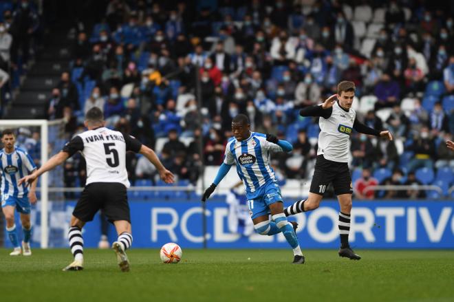 William de Camargo con el balón durante el Deportivo - Real Unión (Foto: RCD).