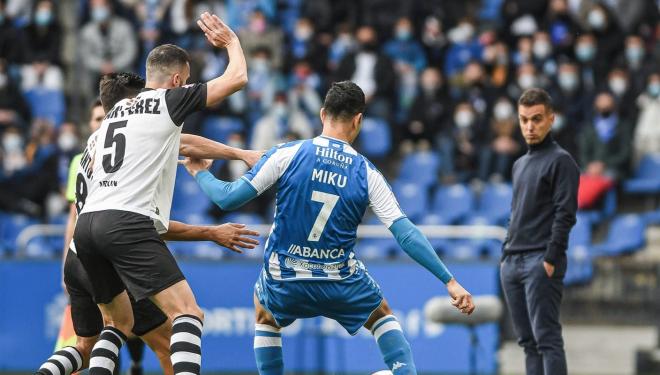 Miku protegiendo un balón ante la mirada de Borja Jiménez (Foto: RCD).