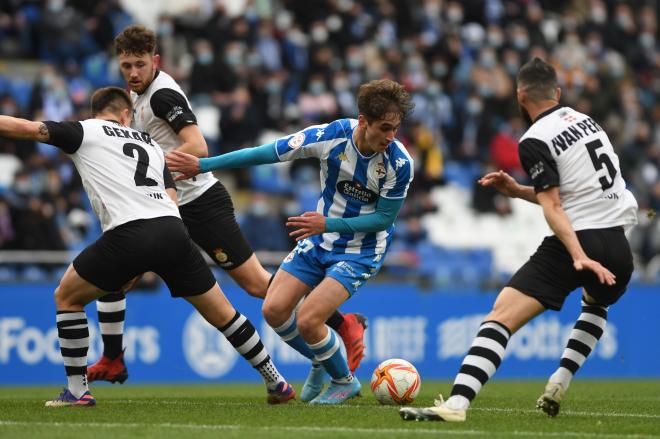 Noel entre varios defensores del Real Unión (Foto: RCD).