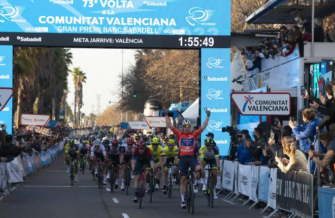 Jakobsen logra el doblete en la VCV con su victoria al sprint en Valencia