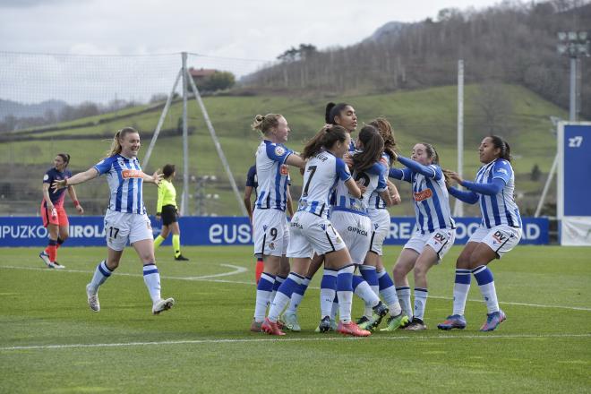 Las jugadoras de la Real celebran el 2-1 de Gaby (Foto: Giovanni Batista).