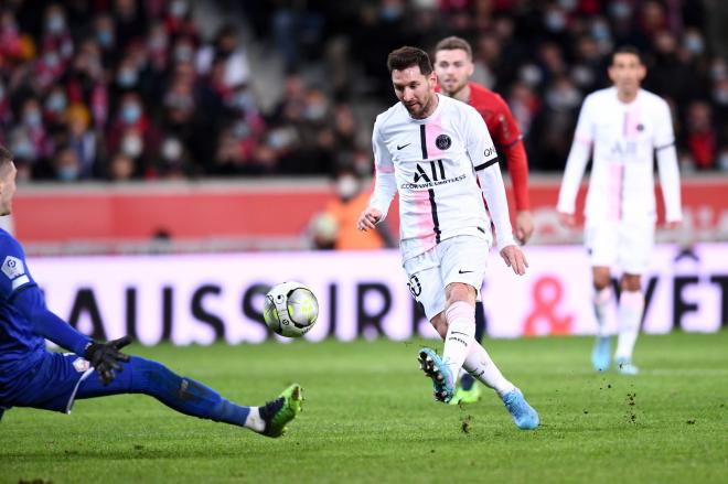 Leo Messi remata durante un partido con el PSG.