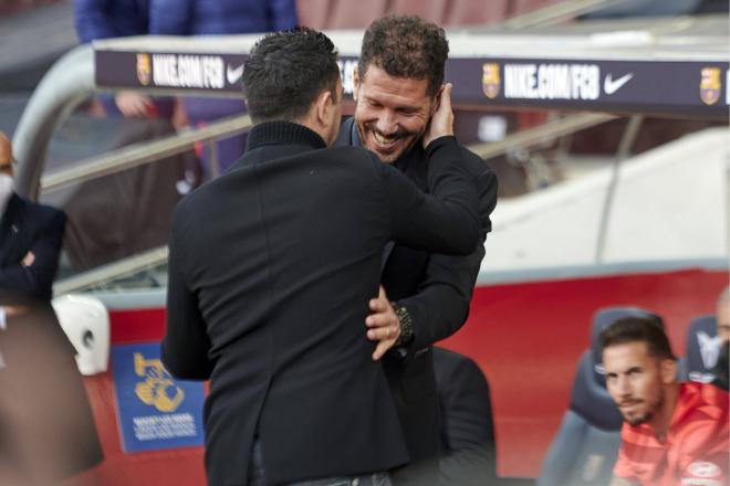 Simeone saluda a Xavi Hernández en el Camp Nou (Foto: Cordon Press).