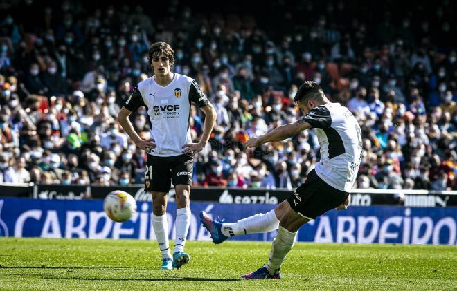 Maxi Gómez lanza una falta en el Valencia CF - Real Sociedad (Foto: Valencia CF).