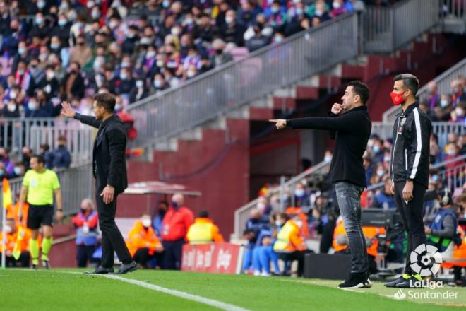 Xavi y Simeone dan instrucciones desde la banda del Camp Nou (Foto: LaLiga).