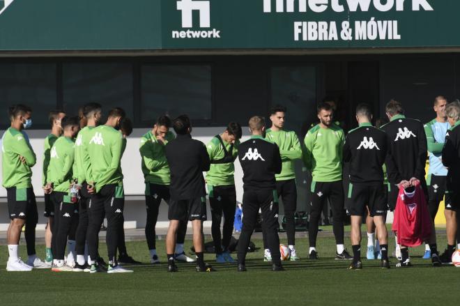 Los jugadores del Betis, en el entrenamiento de este lunes (Foto: Kiko Hurtado).