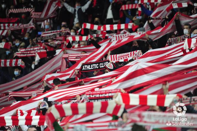 La afición del Athletic Club luce sus colores ante el RCD Espanyol en San Mamés (Foto: LaLiga).