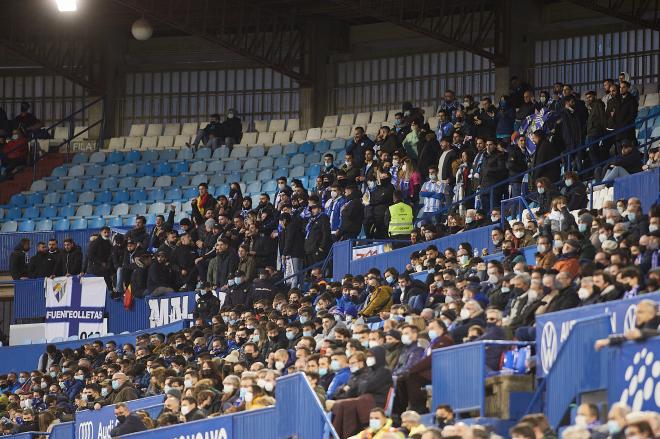 Aficionados del Málaga, en La Romareda (Foto: Dani Marzo).