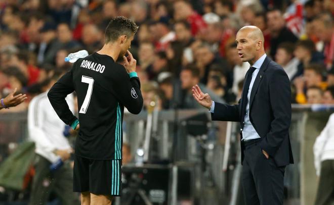 Cristiano Ronaldo y Zidane charlan durante un partido del Real Madrid (Foto: Cordon Press).