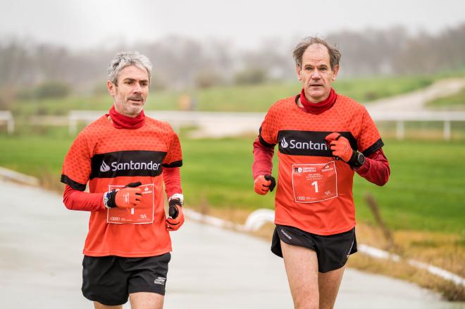 Abel Antón y Martín Fiz corriendo juntos como integrantes del equipo Sports Santander.