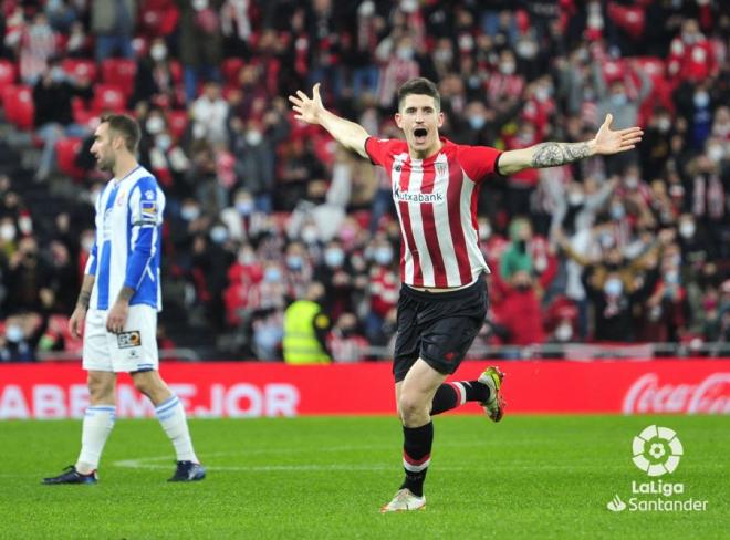 El jugador del Athletic Club Oihan Sancet abre los brazos para festejar su gol al RCD Espanyol (Foto: LaLiga).