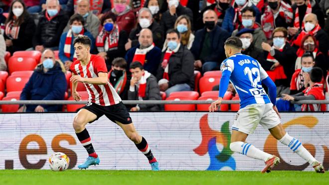 Nico Serrano corre ante Oscar Gil del RCD Espanyol en San Mamés (Foto: Athletic Club).