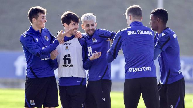 Pacheco, Aritz, Januzaj, Sorloth e Isak, en un entrenamiento en Zubieta (Foto: Real Sociedad).