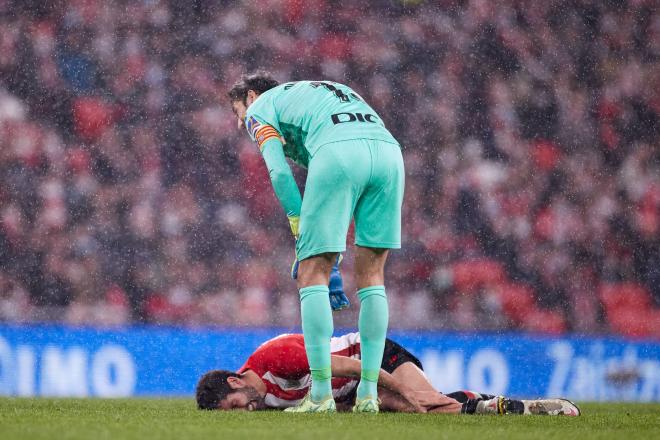 Raúl García se duele de su pierna en el Athletic Club-RCD Espanyol de San Mamés (Foto: Cordon Press).