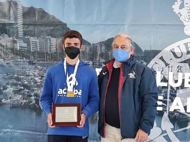 Arturo Arauz con el premio del campeonato.