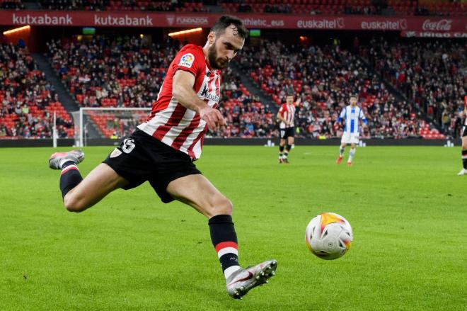 El carrilero Iñigo Lekue la pone ante el RCD Espanyol en San Mamés (Foto: Athletic Club).