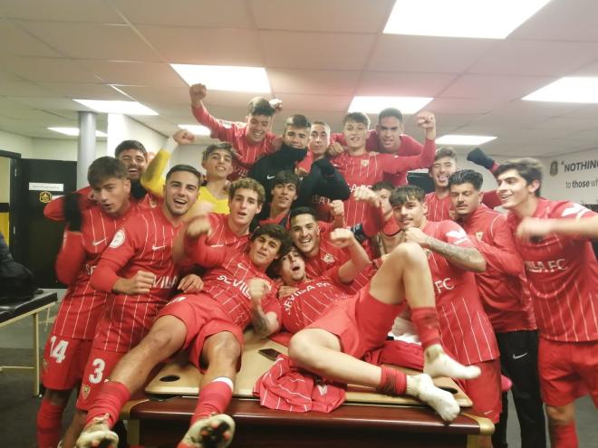 El Sevilla FC juvenil celebra su triunfo en Glasgow en la UEFA Youth League (Foto: SFC).