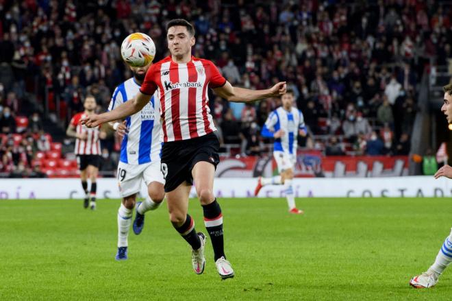 Oier Zarraga la controla ante el RCD Espanyol en San Mamés (Foto: Athletic Club).