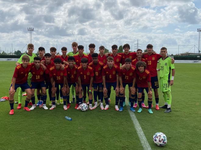 La convocatoria de España sub 16, con Paco Esteban (Foto: @SEFutbol).