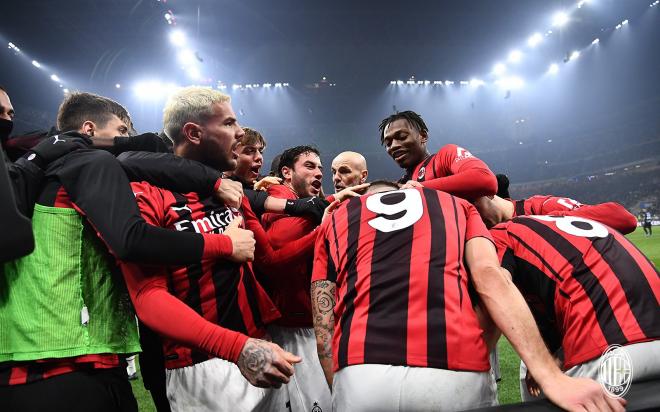 Los jugadores del Milan celebran su victoria ante el Inter de Milán (Foto: ACM).