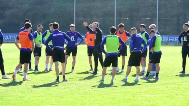 Imanol echa una bronca a sus futbolistas.