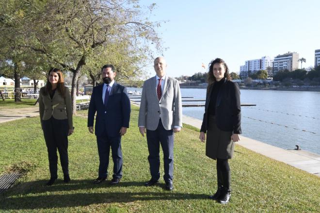 Imbroda, junto De Nova, Arrabal y Sánchez en el CEAR (Foto: Kiko Hurtado).