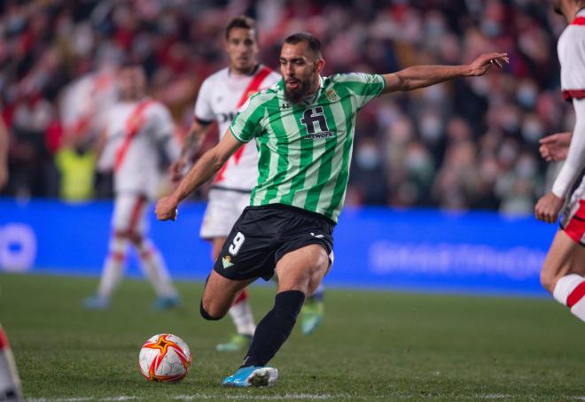 Borja Iglesias chuta para marcar su gol al Rayo (Foto: Cordon Press).