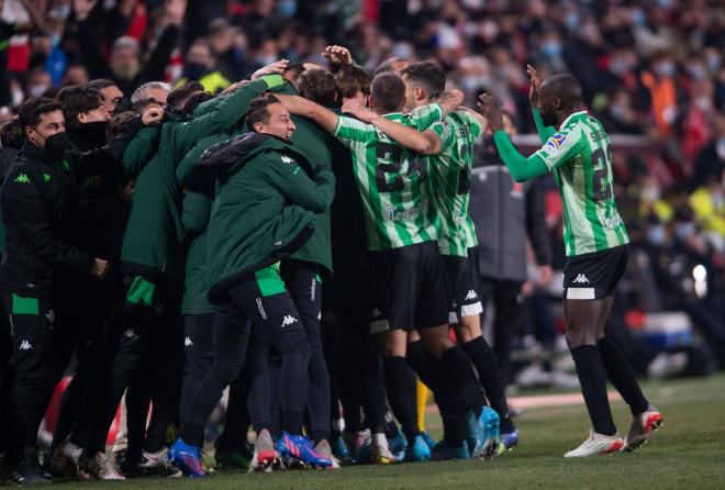 Los jugadores béticos celebran el tanto de Borja Iglesias en una piña (Foto: Cordón Press).