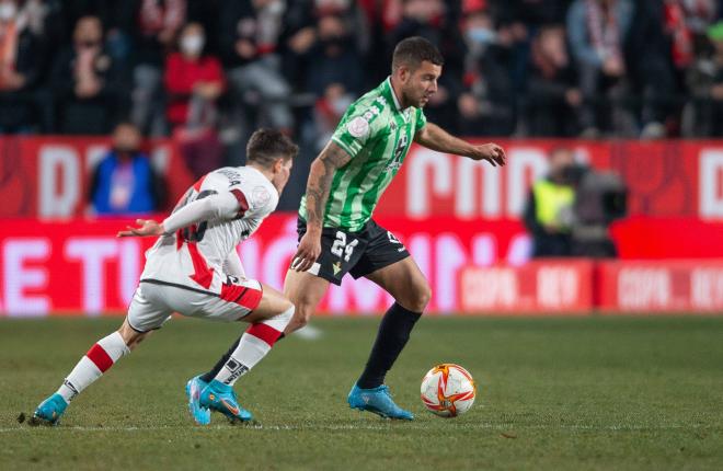 Ruibal controla un balón en un Rayo-Betis (Foto: Kiko Hurtado)