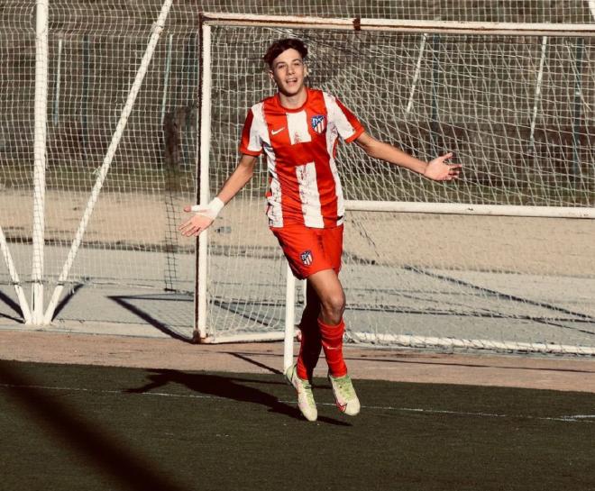 Paco Esteban celebra un gol con el Atlético de Madrid (Foto: @pacoesteban.9).