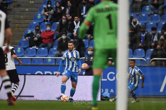 Álvaro Rey con el balón ante el Real Unión (Foto: RCD).