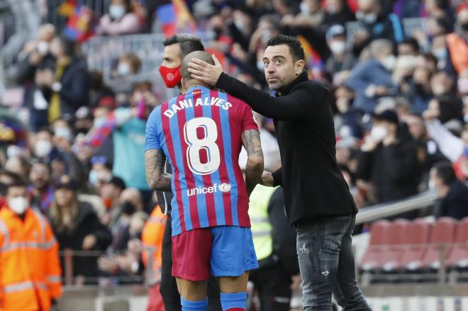 Dani Alves y Xavi Hernández, durante un partido con el FC Barcelona (Foto: Cordon Press).