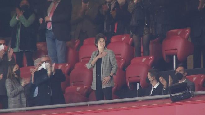 La delantera navarra Erika Vázquez, toda una leyenda del Athletic Club, saluda en el palco de San Mamés.
